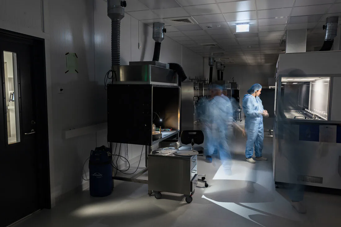 Operators working in an Eksma Optics cleanroom